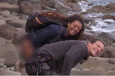 Tylko to mogło mu pomóc! Dziewczyna musiała osikać mu rękę po poparzeniu przez meduzę!