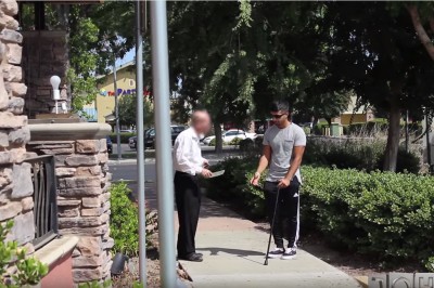 Udając niewidomego prosił ludzi o sprawdzenie losu na loterii. Czy okazja czyni złodzieja? 