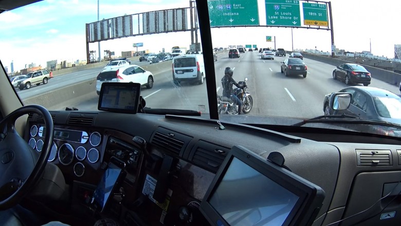 Utknął z zepsutym motorem na środku autostrady! To co zrobił kierowca ciężarówki przywróciło wiarę w ludzi!