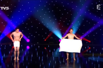 W samych ręcznikach wyszli na scenę! Gdy jeden ręcznik opadł publiczność płakała ze śmiechu!