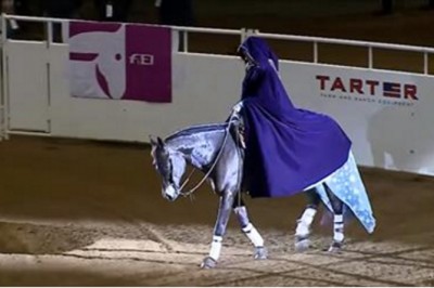 Wjechała w ciszy na pięknym koniu! Gdy zrzuciła pelerynę nie mogłam uwierzyć kto na nim siedzi!