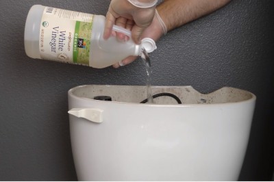 Wlała ocet do spłuczki w swojej toalecie! Nie zgadłabyś dlaczego, a efekt... WOW! 