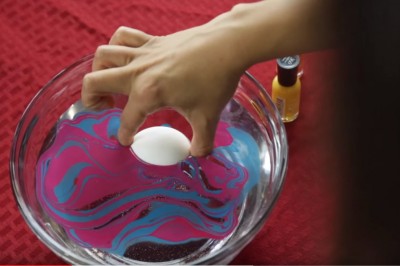 Wsadziła jajka do miski wypełnionej wodą i lakierami do paznokci. Stworzyła pisankę jak z bajki!