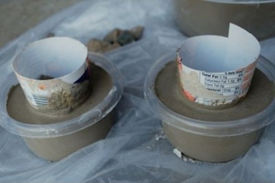 Wstawiła puste opakowania po jogurcie w mokry cement! Efekt gdy wyschło? Przepiękne! 