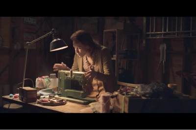 Wszystkie dziewczynki miały ten sam kostium na bal! Wtedy mama wyciąga starą maszynę do szycia i ...