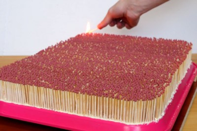 Wygląda jak erupcja wulkanu! Spalanie 5000 zapałek przez reakcję łańcuchową!