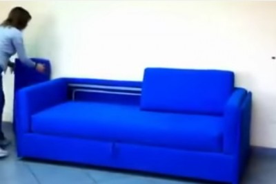 Wyglądała jak zwykła niebieska kanapa. Gdy zdjęła poduszki i pociągnęła to zaniemówiłam! 