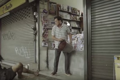 Właściciel codziennie przeganiał bezdomnego z przed sklepu. Gdy poznał o nim prawdę, pękło mu serce.