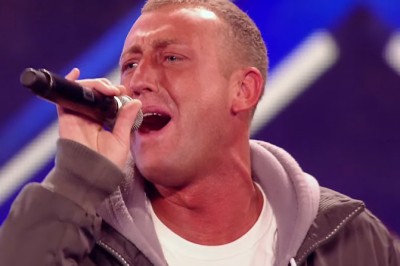 Z nerwów trzasł się tak bardzo, że ledwo trzymał mikrofon! Słysząc jego głos ludzie zaczęli płakać! 