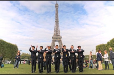 Zaczęli się dziwnie ruszać w centrum Paryża. Po chwili oklaskiwał ich tłum przechodniów!