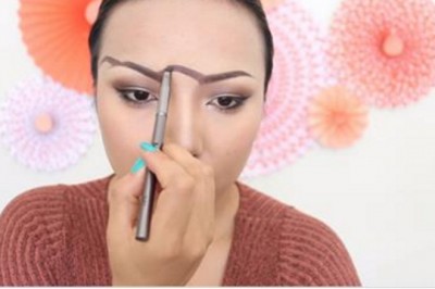 Zaczęła łączyć swoje brwi kreską! Po chwili stworzyła coś tak niezwykłego, że zaniemówiłam!