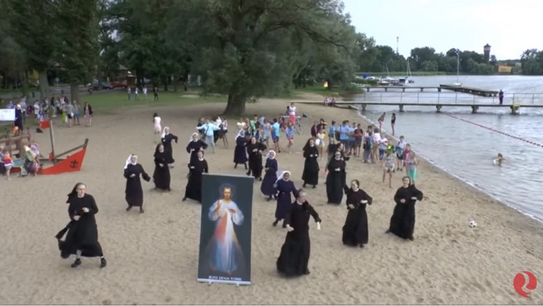 Zakonnice tańczące na plaży zapraszają na Światowe Dni Młodzieży! Bardzo pozytywny przekaz! 