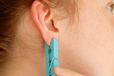 Zapięła klamerkę na swoim uchu w jednym ważnym celu! Koniecznie muszę to wypróbować sama! 