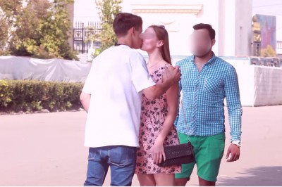 Zaproponował mu pieniądze, żeby moc pocałować jego kobietę! To ma być reakcja prawdziwego faceta?