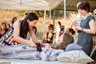 Zaprosiła 30 znajomych na  imprezę i popełnia przy nich samobójstwo! Wiadomość jaką im przekazała szokuje!