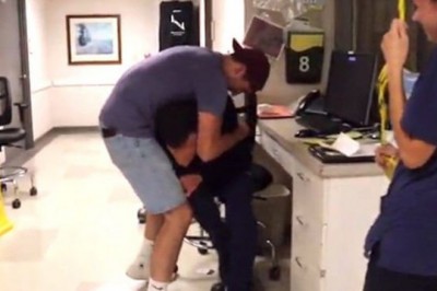 Zaskoczył chorego przyjaciela w szpitalu! Gdy zobaczył co leży obok niego na podłodze... Rozpłakał się!