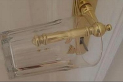 Zastanawiałam się po co postawił dwie szklanki na klamce! Teraz sama tak robię w nowych miejscach!