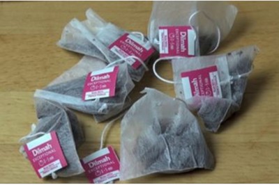 Zawiesiła torebkę herbaty w swoim aucie z jednego genialnego powodu! Nie każdy o tym wie!