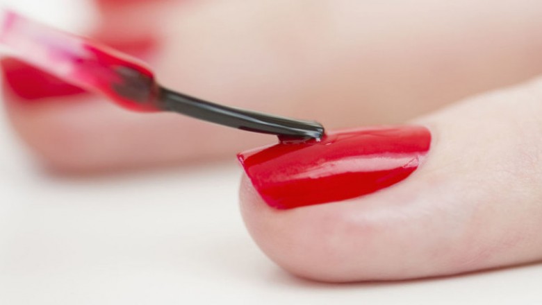 Zawsze brudzisz skórki lakierem malując paznokcie? Zobacz prosty sposób jak tego uniknąć! 