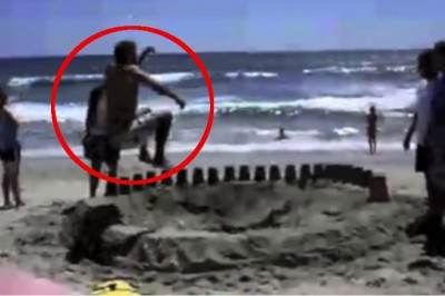 Założył się z kumplami, że wskoczy do dziury na plaży! Chyba sam się nie spodziewał efektu!