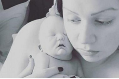 Zdruzgotana matka kładzie martwe dziecko do specjalnego łóżeczka! Ma tylko 3 dni żeby je pożegnać! 