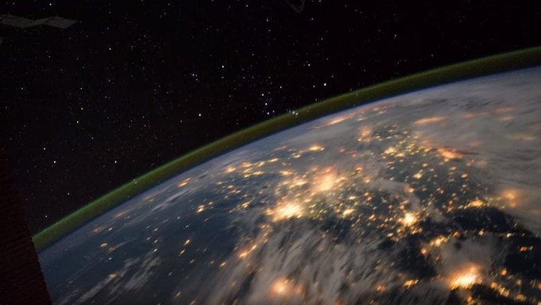 Ziemia nocą widziana ze stacji kosmicznej ISS. Zapiera dech w piersiach! 