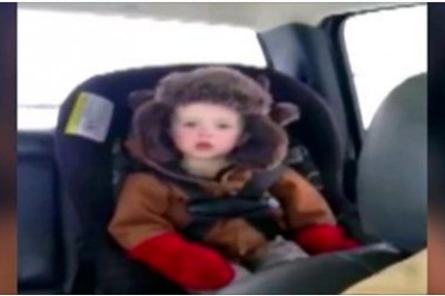 Zmęczony maluch próbuje nie zasnąć na tylnym siedzeniu! Wtedy jego tata wypowiada trzy magiczne słowa!