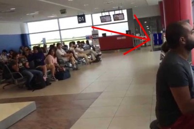 Znudzony oczekiwaniem na lotnisku postanowił zaskoczyć pasażerów! Po chwili wszyscy patrzyli na niego!