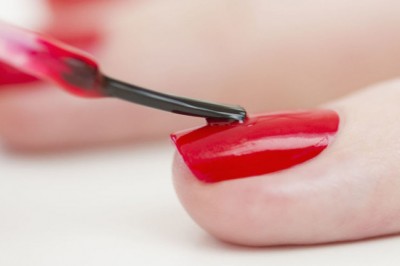 Zobacz jak pomalować paznokcie bez ubrudzenia lakierem skóry - genialny i prosty sposób!