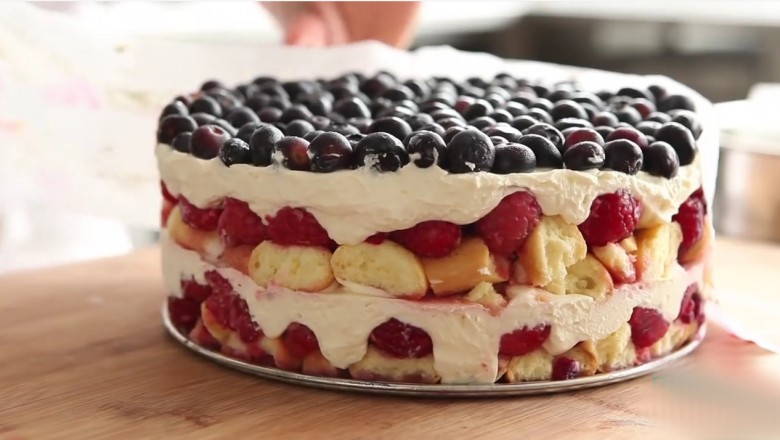 Zobacz jak w kwadrans zrobić pyszne ciasto ze świeżych owoców. Bez pieczenia!