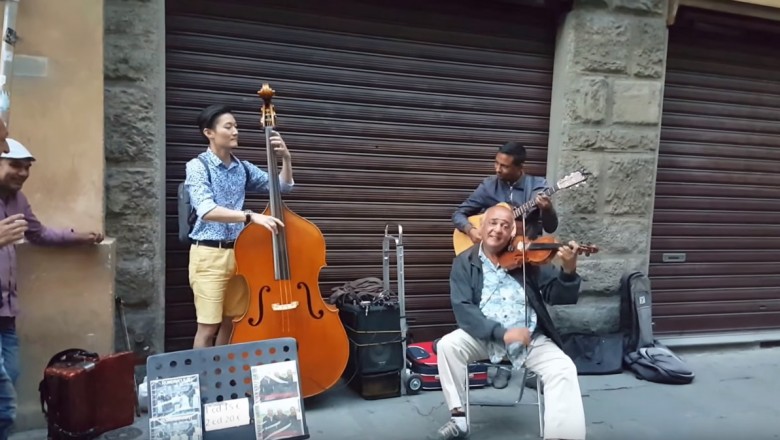 Zrozumieli się bez słów! Koreański kontrabasista i uliczni muzycy we włoskim miasteczku! 