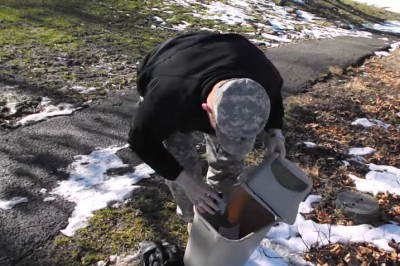 Złapał mysz i chciał wypuścić na wolność! Teraz patrz dokąłdnie co dzieje się za jego plecami! Szok!