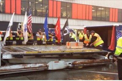 Żołnierz i wierny pies polegli na służbie za granicą! Zobacz co na lotnisku zrobiono z jego trumną!