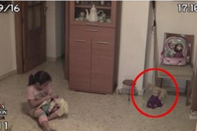 Rodzice nagrali bawiącą się dziewczynkę! To co dzieje się z lalką w 30 sekundzie przyprawia o dreszcz!