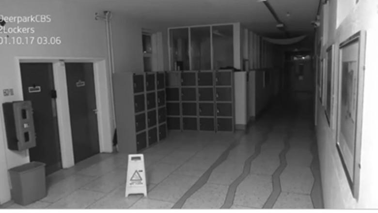 Kamery szkolnego monitoringu uchwyciły coś przerażającego! Nagranie z korytarza o 3 nad ranem! 