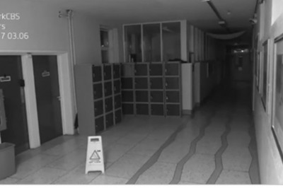 Kamery szkolnego monitoringu uchwyciły coś przerażającego! Nagranie z korytarza o 3 nad ranem!