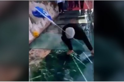 Idzie szklanym mostem gdy nagle pęka podłoga! Zobacz reakcję przerażonego turysty! 