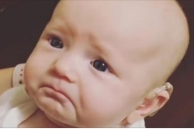 Niedosłyszący maluch nie mógł powstrzymać emocji gdy pierwszy raz usłyszał głos mamy! 