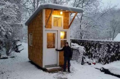 13 latek zbudował w ogródku mały domek! Gdy zajrzysz do jego wnętrza dosłownie zwariujesz!