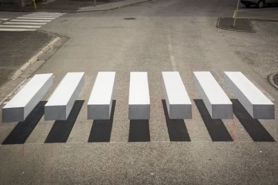 Przed tym przejściem dla pieszych hamuje każdy kierowca! Idealny pomysł na bezpieczną zebrę!