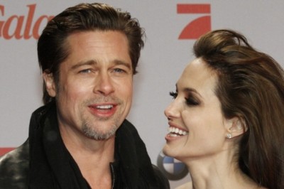 Brad Pitt spotyka się z aktorką młodszą o 32 lata! Dziewczyna wygląda jak młoda Angelina Jolie! 