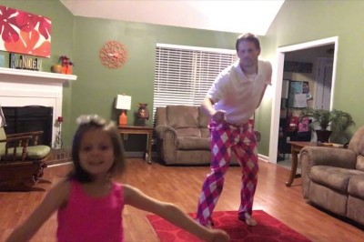 Tata z córeczką zatańczyli do swojej ulubionej piosenki! Ich choreografia podbiła serca internautów! 