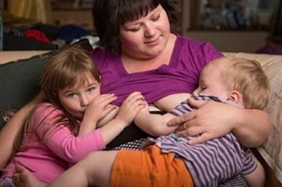 Matka karmi 5-letnią córkę i 2-letniego syna piersią! Twierdzi, że nie przestanie, dopóki nie skończą 10 lat