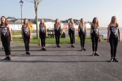 8 pięknych dziewczyn zaczyna uderzać obcasami w asfalt! Po chwili nie nadążysz za nimi wzrokiem!