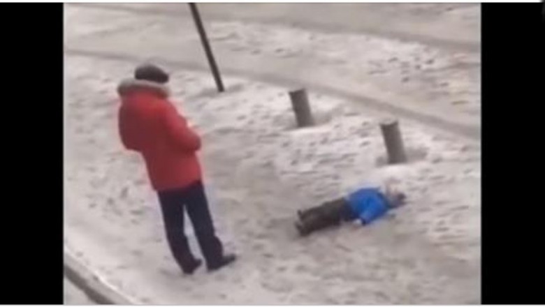 Skopał dzieciaka, bo nie chciał wstać ze śniegu! Brutalny ojciec uchwycony przez monitoring!