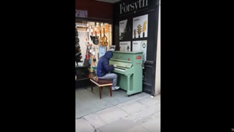 Podchodzi do stojącego na ulicy pianina i zaczyna grać! Stworzył niesamowity muzyczny mix! 