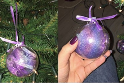 74-latka powiesiła na choince nową bombkę! Wnuczka szybko wytłumaczyła babci co to jest naprawdę! 