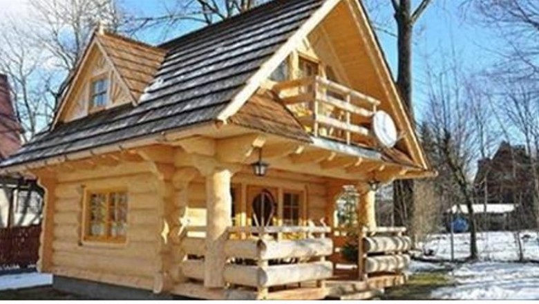 Ten drewniany domek powierzchnią przypomina małe mieszkanie, ale tylko zobacz, jak wygląda w środku!