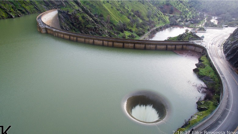 Zobaczył wielką dziurę na środku jeziora! Odpalił drona i wleciał w środek żeby nagrać to zjawisko!