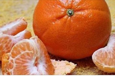 Lekarz przestrzega przed tym zagrożeniem! Nie popełniaj tego błędu przy obieraniu mandarynek!